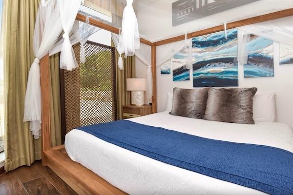 King bedroom in a Silver Shells one-bedroom condo rental in Destin, Florida.